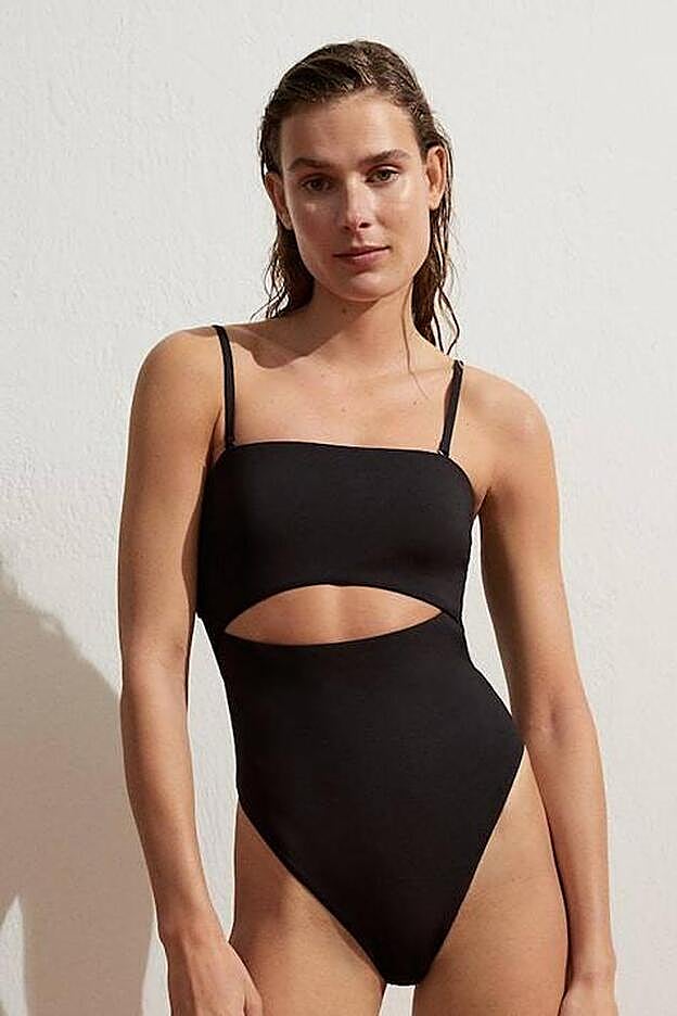 El modelo con escote bandeau tiene un abertura bajo el pecho