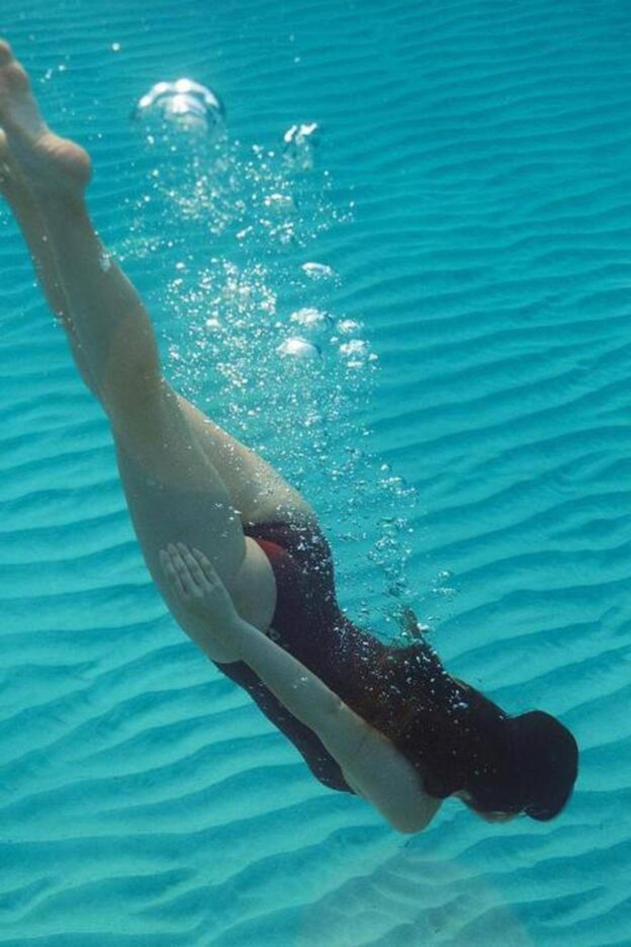 Pincha en la foto para ver los bañadores y biquinis retro más bonitos del verano que hacen tipazo, lo disimulan todo y sientan de maravilla