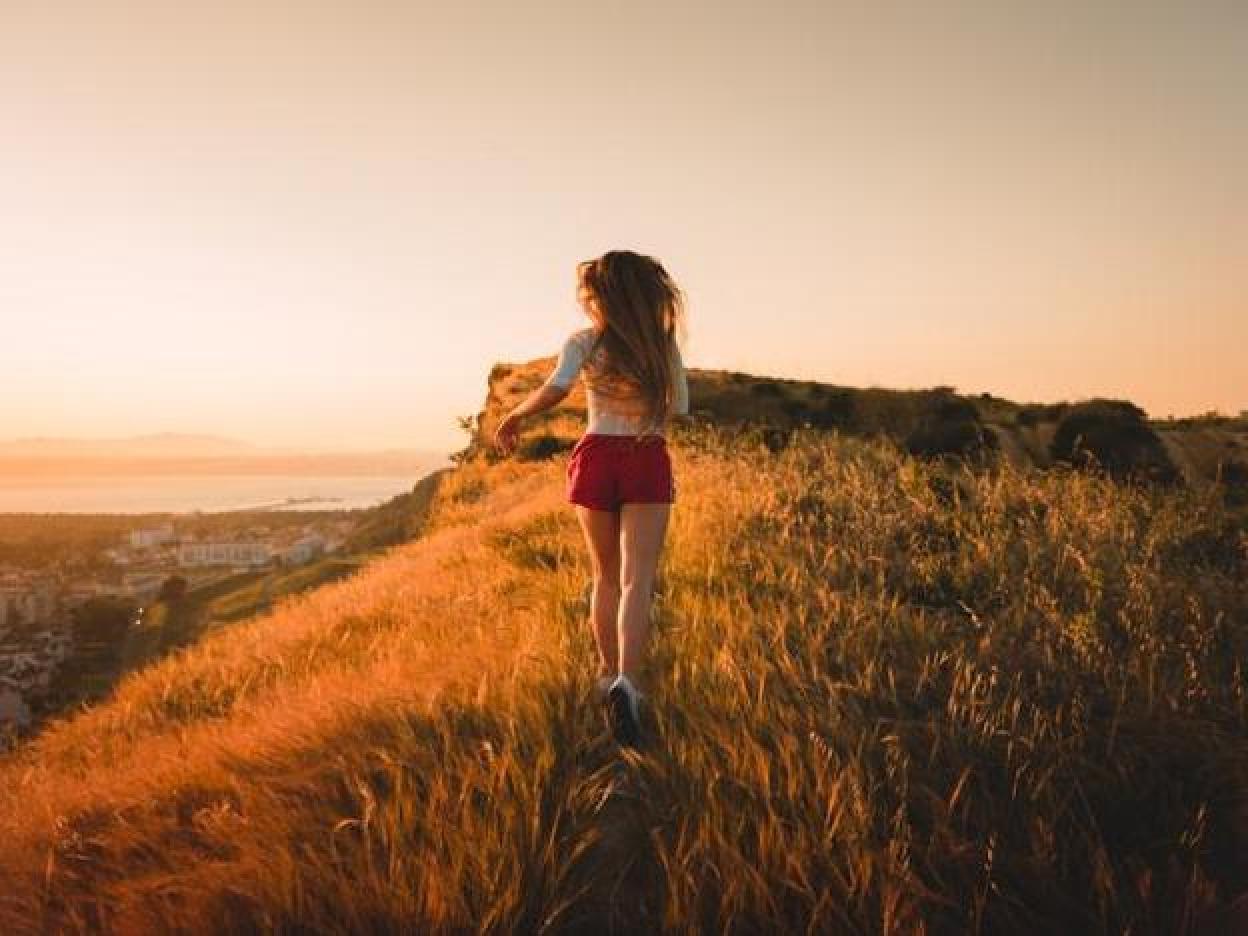El secreto de su éxito es sencillo: cuando avanzas a un ritmo cómodo, obtienes energía fácilmente del oxígeno que inhalas. Pero una vez que incrementas el ritmo, tus músculos comienzan a trabajar más para procesar ese O2, por lo que gastas una energía extra. Pincha los 20 mejores alimentos para adelgazar.