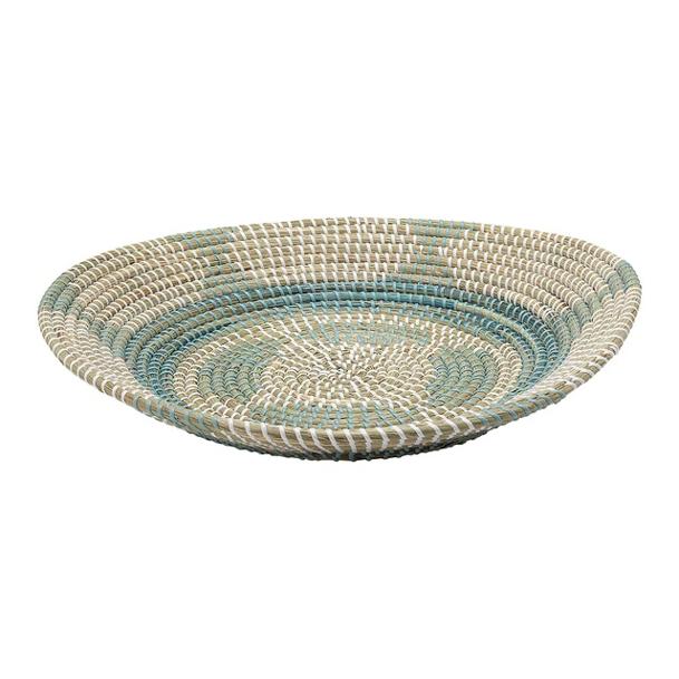 Los accesorios que no fallan en el exterior son los centros de mesa. Añade un original centro de mesa redondeado (19,95 euros) como este, y fabricado en ratán. Con los tonos azules, le dará es plus mediterráneo que necesita tu terraza.