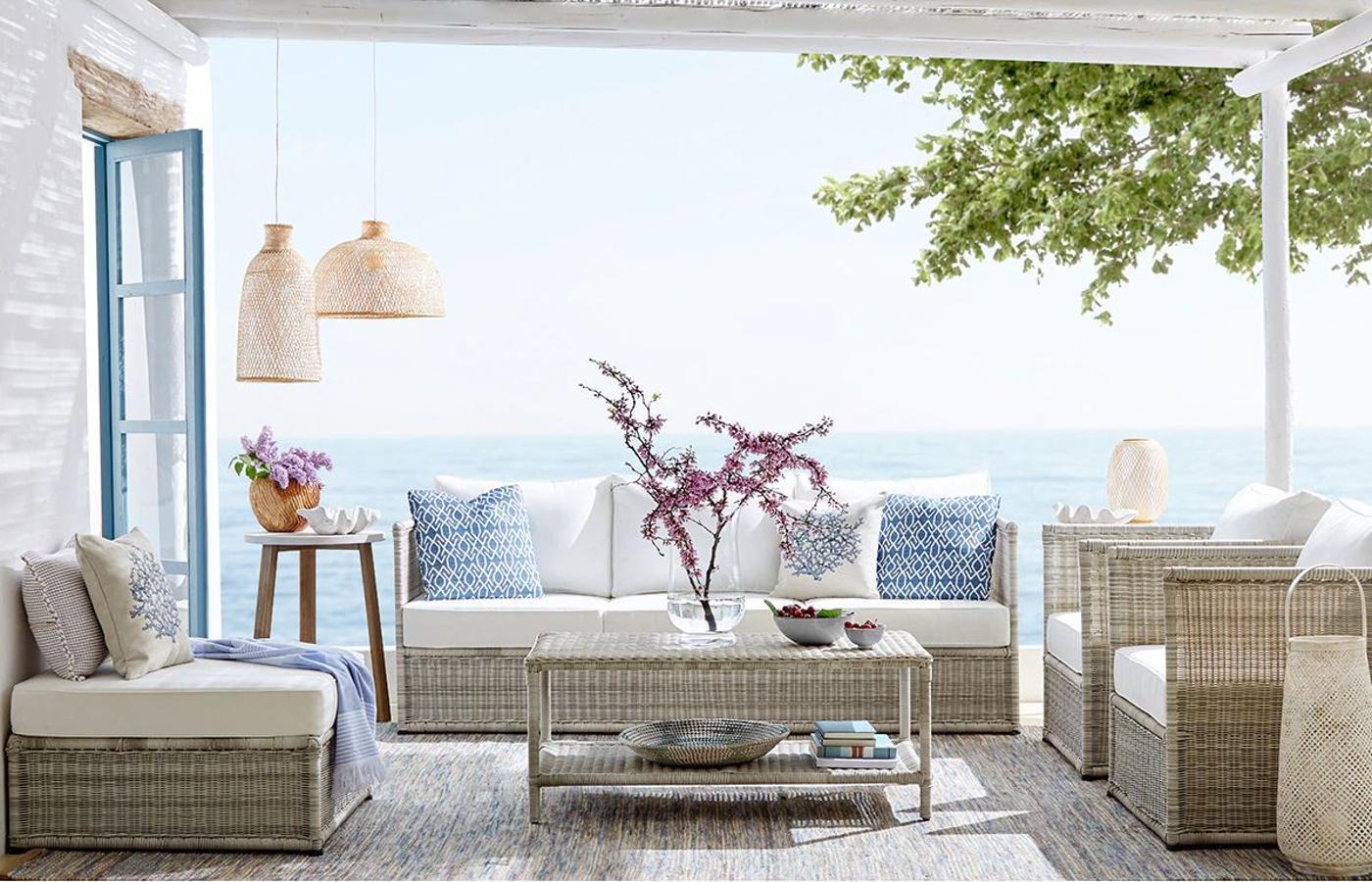 Si tú también estás deseando  preparar tu terraza  para la temporada de verano, ahora es el momento, y puedes hacerlo con  chollos deco , pero también con este maravilloso ‘look’ que nos ha enseñado  El Corte Ingles.  Lámparas de fibra natural, centros de mesa en ratán, sillones, y más. ¿Te lo vas a perder?