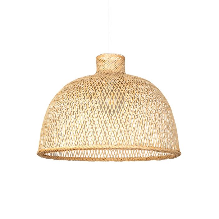 En la zona de comedor de la terraza, siempre hay que contar con un punto de luz en el techo. Así las cenas serán más agradables. Esta lámpara de techo de El Corte Inglés cuesta 89,95 euros.