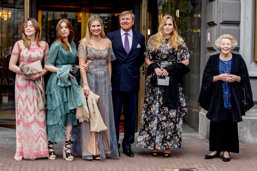 El último look de Catalina Amalia de Orange que nos dejó sin palabras fue el del pasado 12 de mayo. Toda la familia real salió para celebrar el 50 cumpleaños de la reina Máxima de Holanda, y la princesa, situada en la quinta posición comenzando por la izquierda, lució un vestido de gasa con transparencias y estampado de flores, unos zapatos de tacón de infarto y un bolso mini negro, que junto con su melenaza rubia suelta, la convirtieron en la auténtica diva del evento.