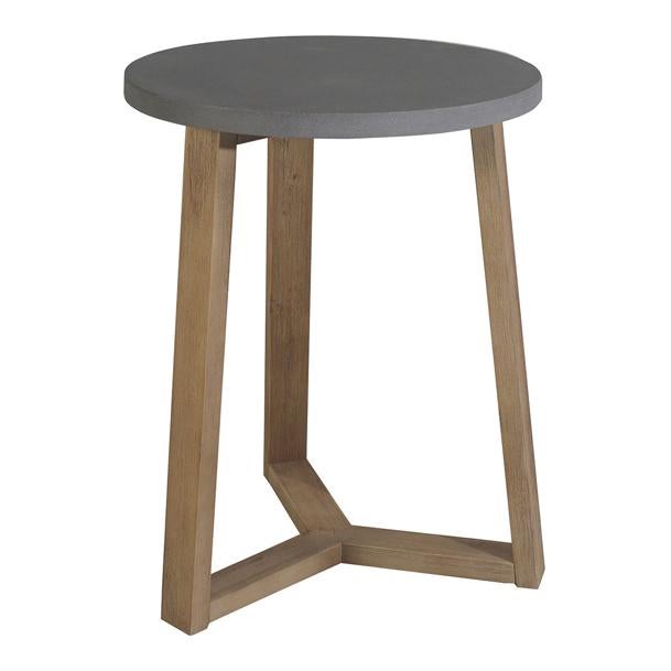 Añade una mesa auxiliar cerca de los sillones para colocar, por ejemplo, el aperitivo. Esta mesa con patas de madera de acacia cuesta 129 euros, y también se puede usar en el interior.