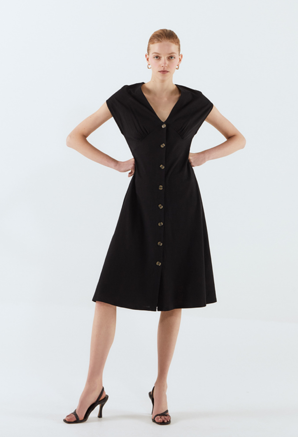 De nuevo, Sfera apuesta por el vestido abotonado, pero con una silueta evasé que favorece muchísimo a los cuerpos más curvilíneas, especialmente en las caderas. Cuesta 11,99 euros.