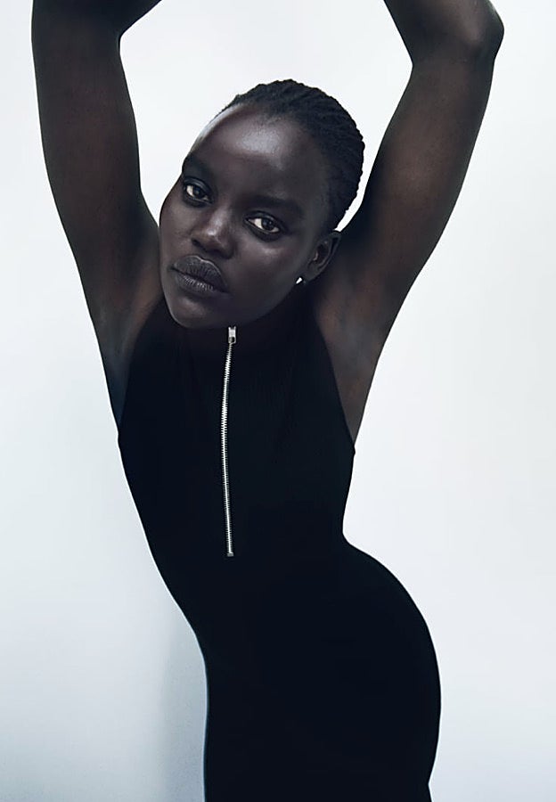 Un clásico infalible: el vestido súper ajustado en punto canalé con cuello subido, manga sisa y cremallera. El precio es imbatible: 17,95 euros.