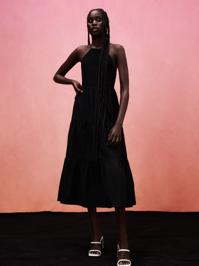 Otro vestido perfecto para favorecer a las siluetas súper curvilíneas por su falda evasé. Aunque sea muy femenino y con un punto aniñado (por el los elásticos de nido de abeja), las zapatillas lo acompañan perfectamente (29,95 euros).