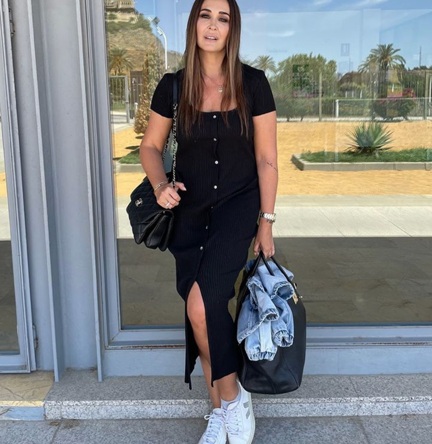 La megainfluencers española ha elegido uno de los vestidos más vendidos de la nueva colección de Zara: el vestido de la suerte de Isabel Díaz Ayuso, presente en varios colores en la tienda gallega. Ahora mismo lo tienes con esta manguita corta o en versión chaleco solo en las tallas M y S, por 19,95 euros.