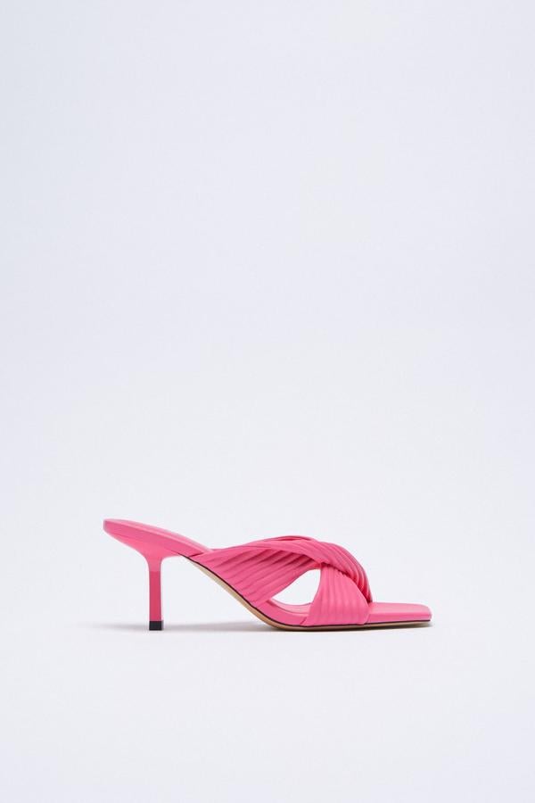 Sandalias destalonadas en tejido plisado de color rosa de la colección de verano de Zara (29,99 euros)