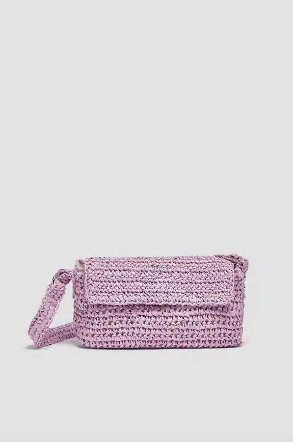 Disponible en lila y en beige, este bolso de hombro de papel trenzado con asa de hombro corta y cierre mediante solapa e imán costaba 17,99 euros y ahora podemos comprarlo por 12,99 euros.
