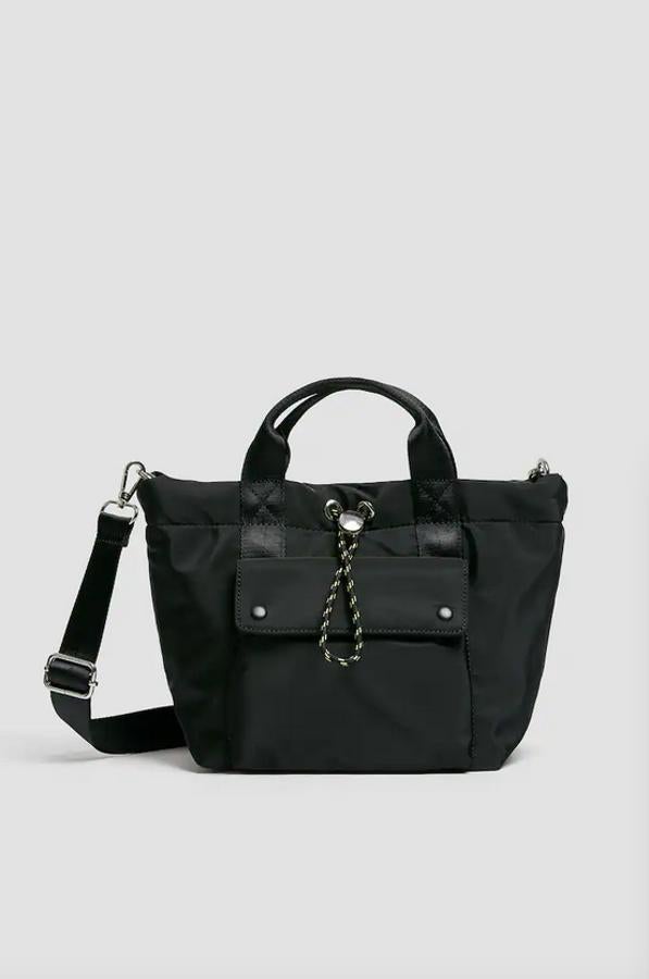 Con bolsillo frontal, asas de mano y asa de hombro ajustable, este bolso mini shopper en color negro con cierre mediante imán y fruncido ha pasado de 19,99 euros a costar 15,99 euros.
