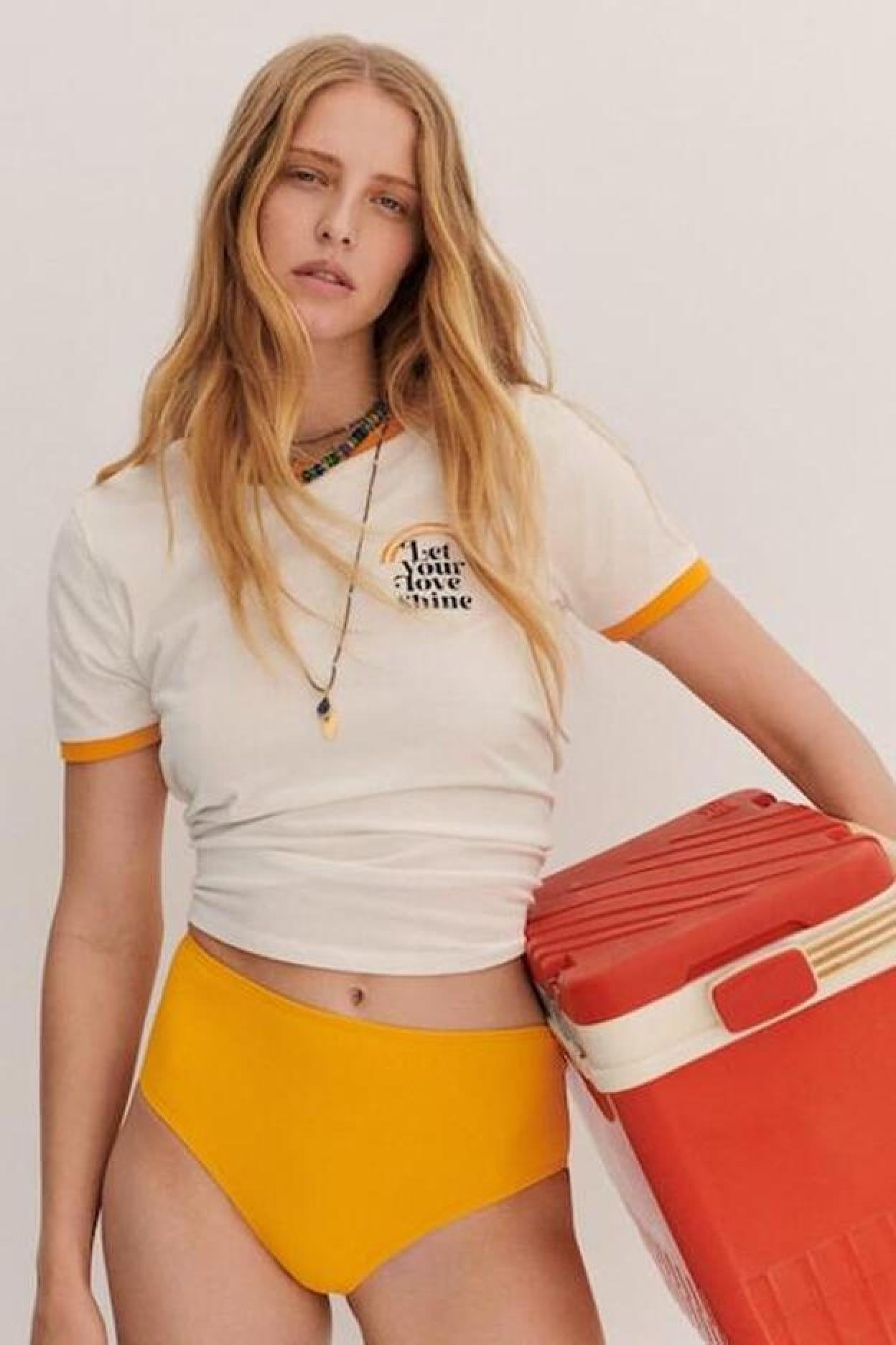 Pincha en la foto para ver la colección de Mango con el estampado de flores retro más original, bonito y apetecible del verano (y con prendas para todas).