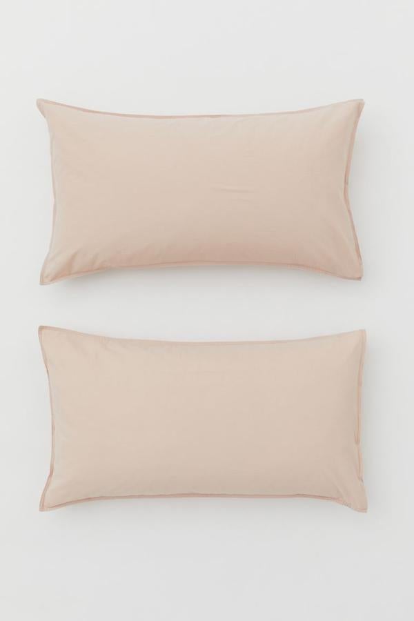Este juego de dos fundas de almohada es de H&M Home. Son dos fundas elaboradas con algodón orgánico, y en color rosa pastel. El pack tiene un precio de 14,99 euros.