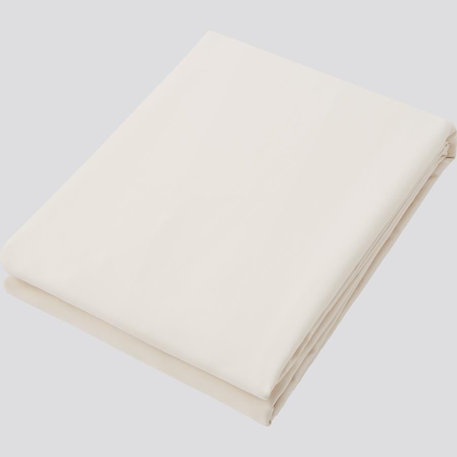 Descansar es importante, y lo haremos si contamos con buenos textiles. Esta sábana de Uniqlo, consigue, y gracias a su suavidad, una sensación de confort en la cama. Además, elimina la humedad rápidamente. Su precio varía de las medidas de la cama. Ronda los 40 y 60 euros.