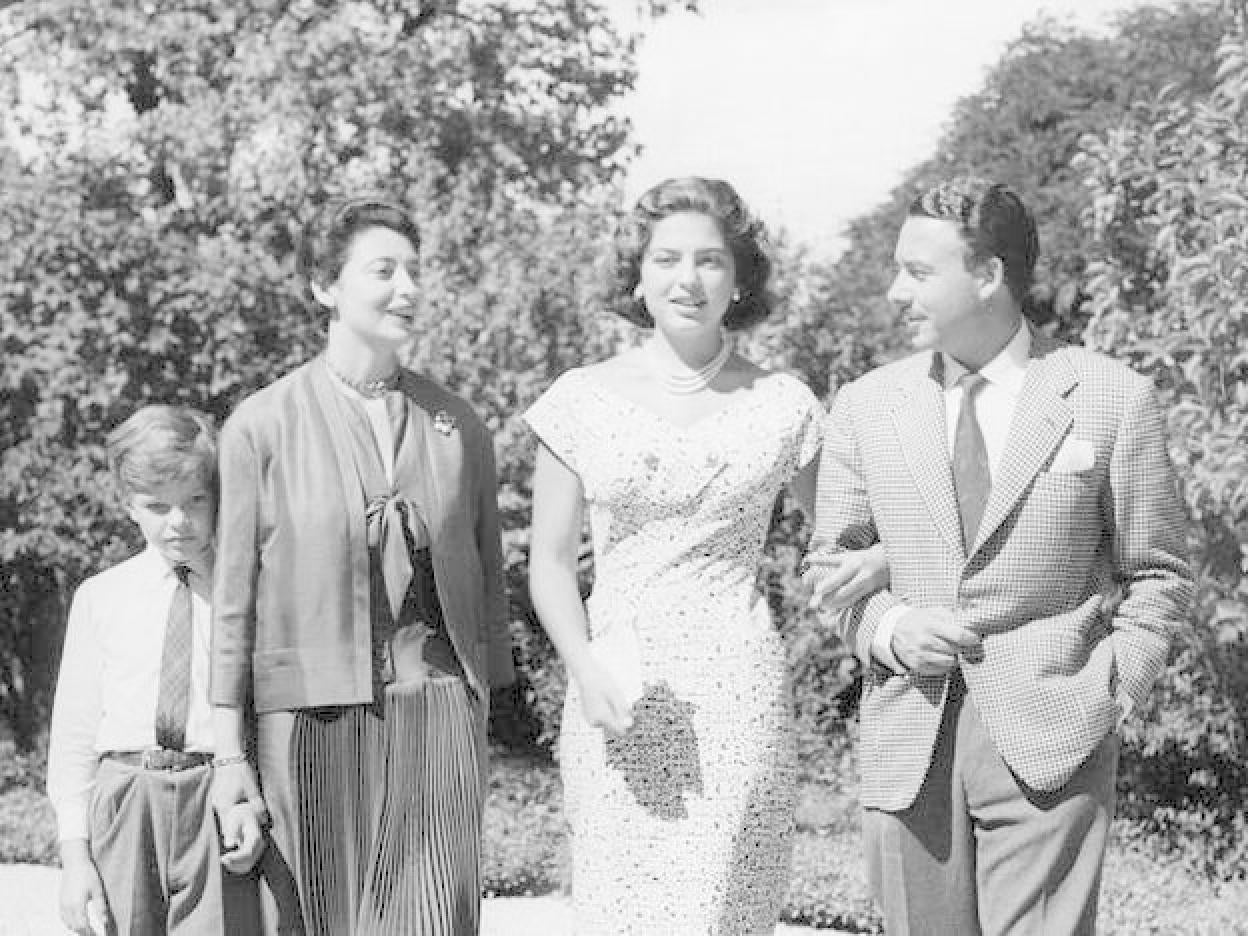 De izquierda a derecha, Clara Agnelli con su hijo Egon de la mano. A su lado, su hija de 15 años Ida von Fürstenberg, en el día de su pedida de mano junto a su prometido, el príncipe Alfonso Hohenlohe.