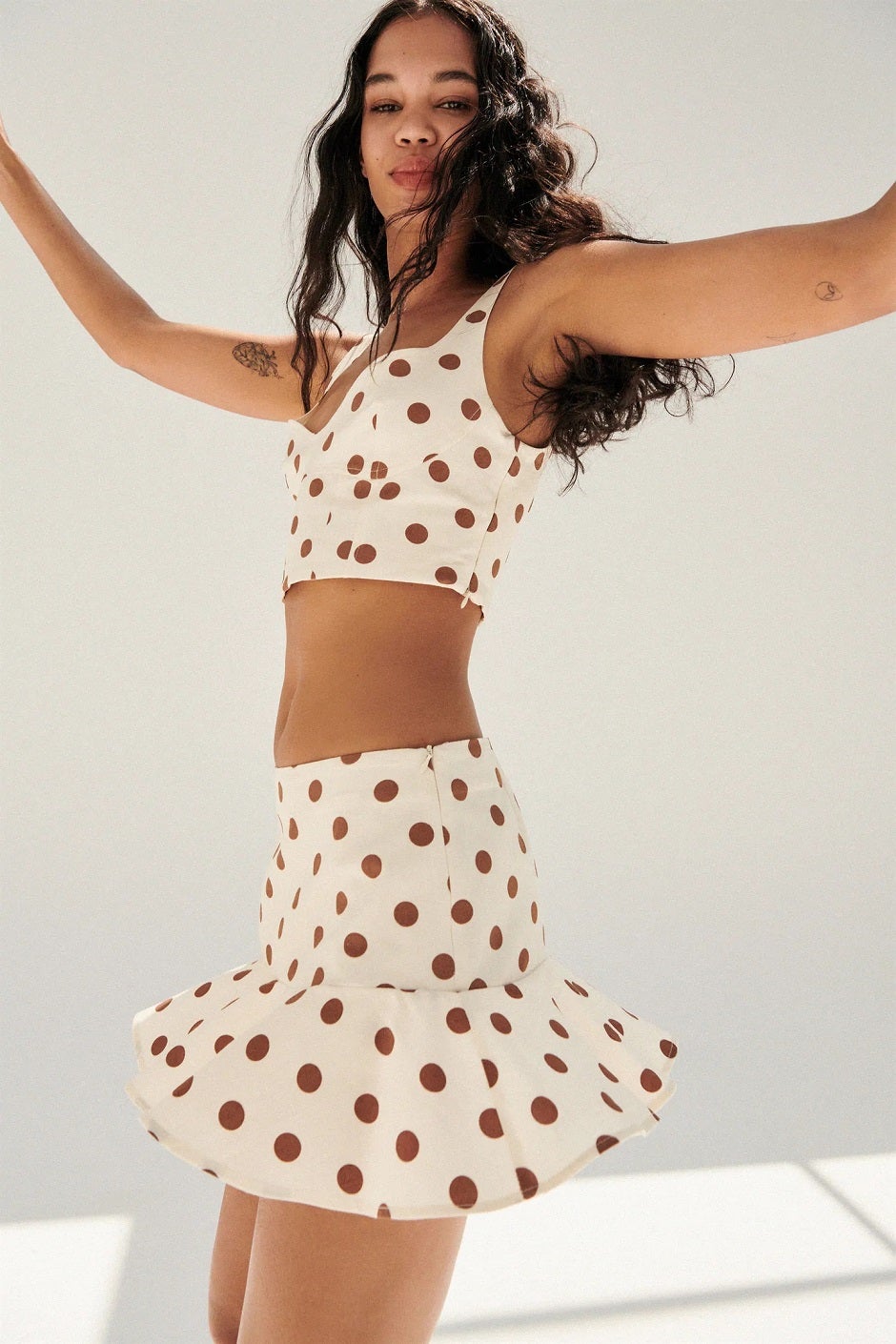 Ríndete a los lunares más bonitos de la temporada con esta falda mini con vuelo de Zara. Ahora: 22,95 euros.