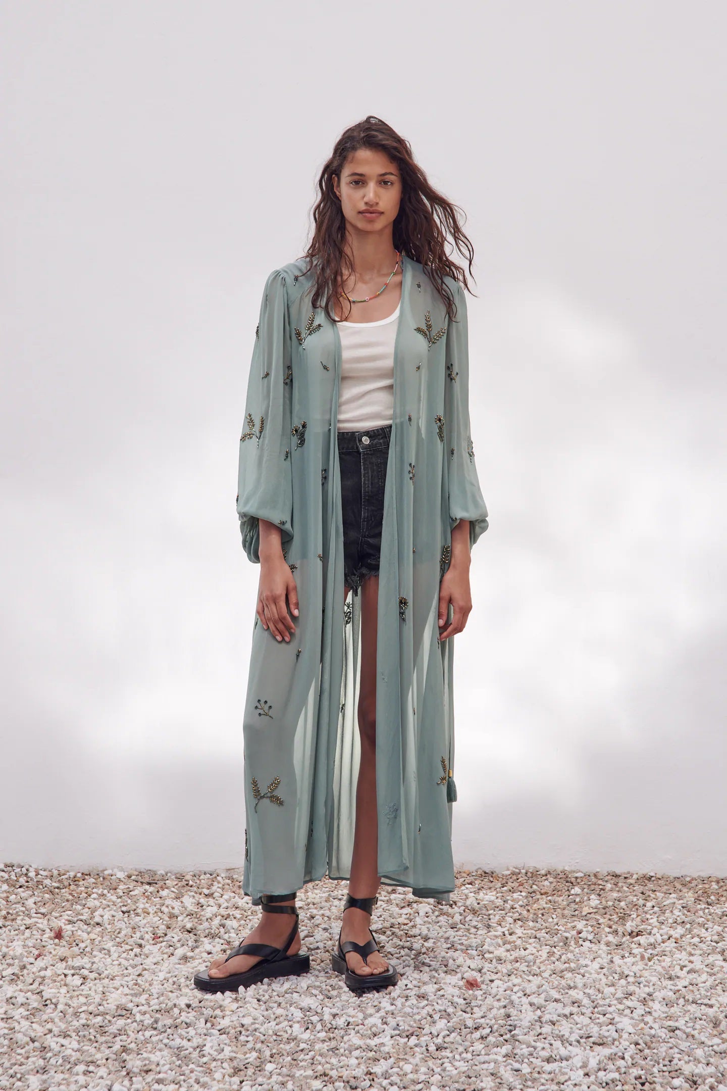 Otra de las prendas imprescindibles de la temporada es este kimono de gasa en color verde agua con detalles joya bordados. Una maravilla de edición limitada que ahora cuesta 79,95 euros y que esperamos ver a mitad de precio en las rebajas de Zara.
