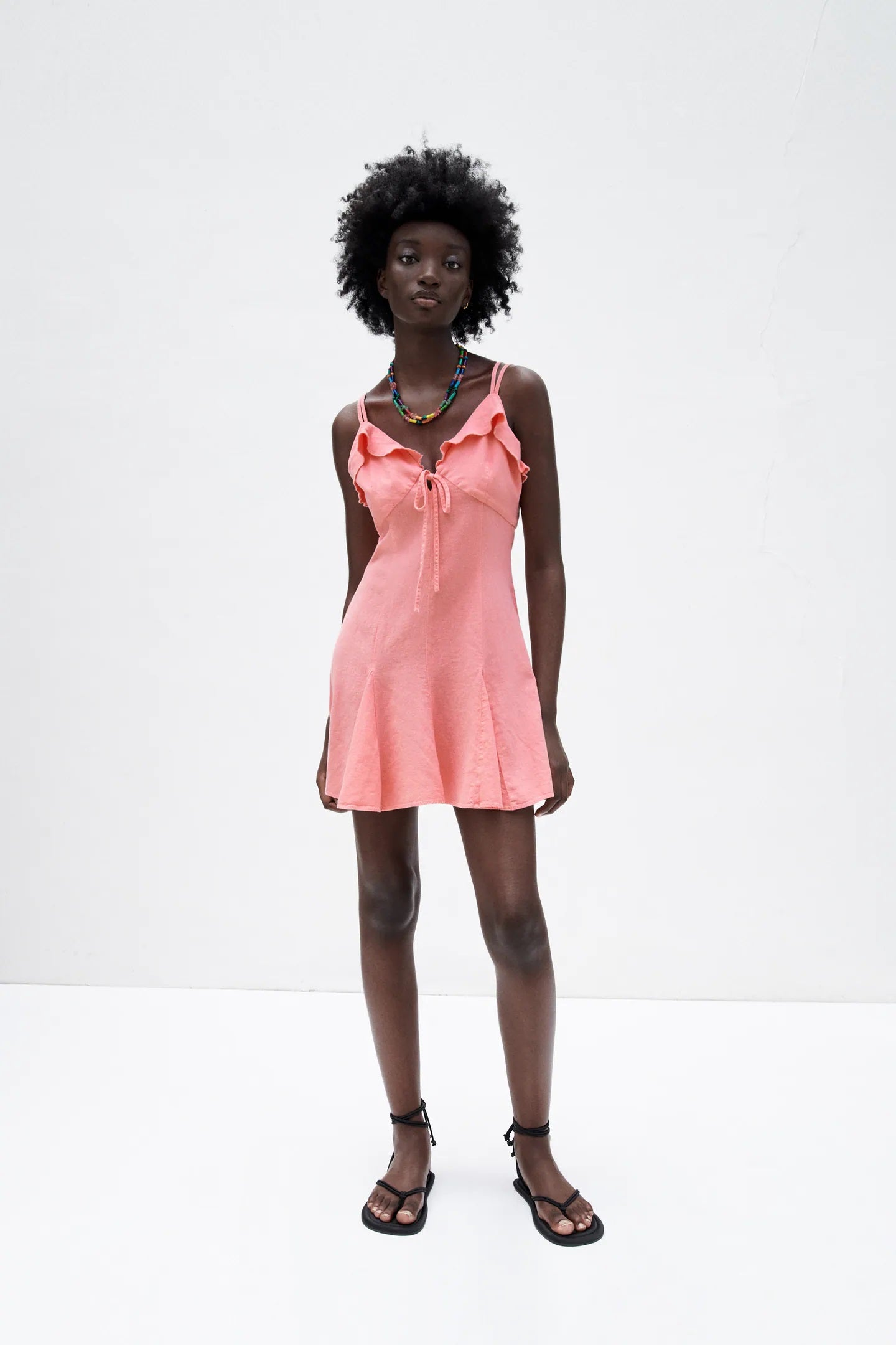 También esperamos que el lino se cuele en las rebajas de Zara con prendas como este vestido mini rosa pastel que sienta fenomenal. Ahora: 25,95 euros.