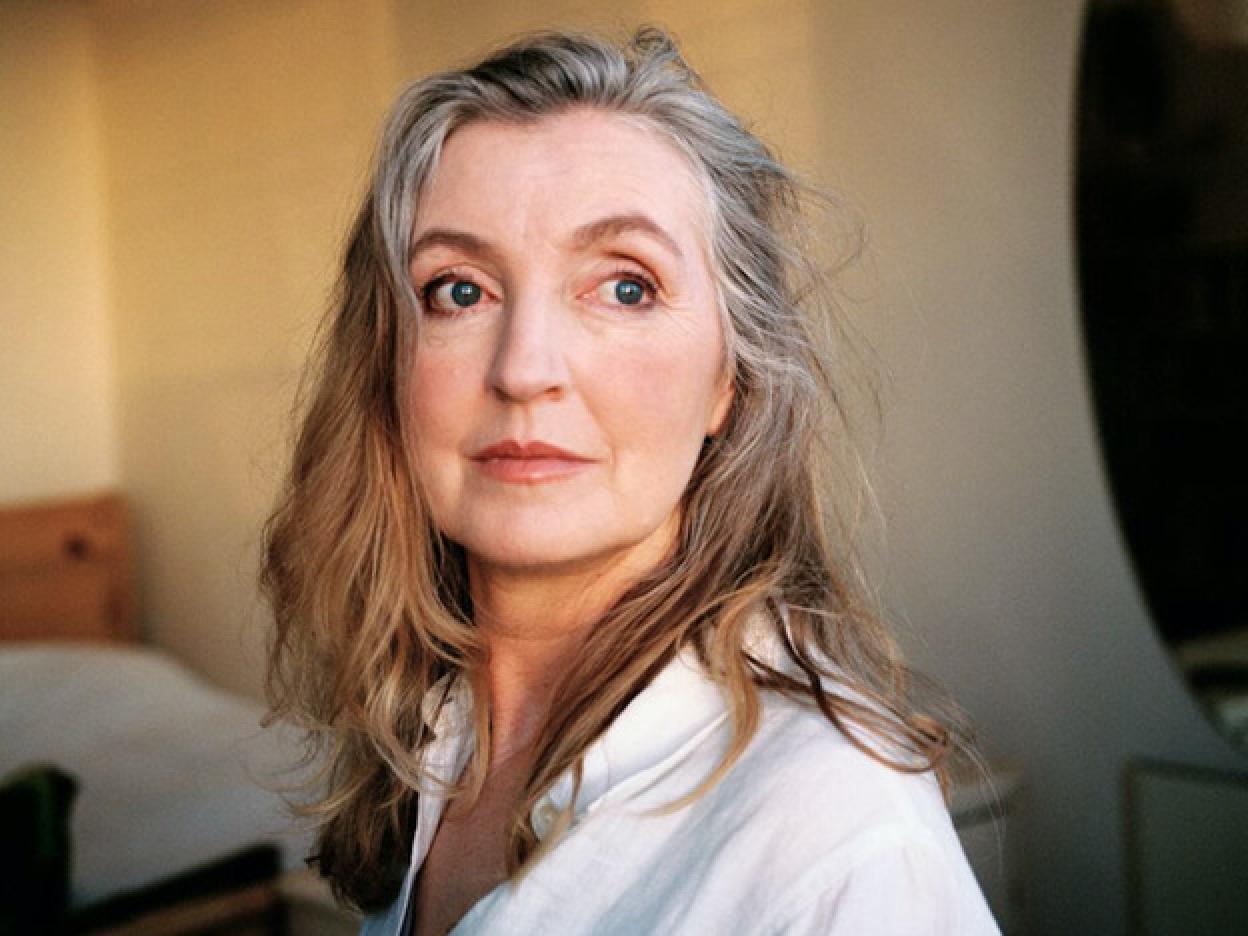 Rebecca Solnit probablemente es la ensayista estadounidense con más ‘hype’ de la última década. Pincha para ver 10 libros que te engancharan para un maratón de fin de semana.