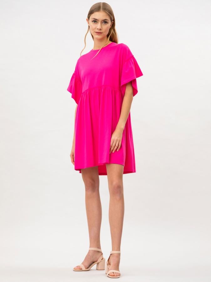 ¿Puede ser más favorededor este vestido fucsia con volantes en las mangas? Cuesta 9.99 euros en Lefties, y es muy parecido a este look ideal que ha llevado la Reina Letizia.
