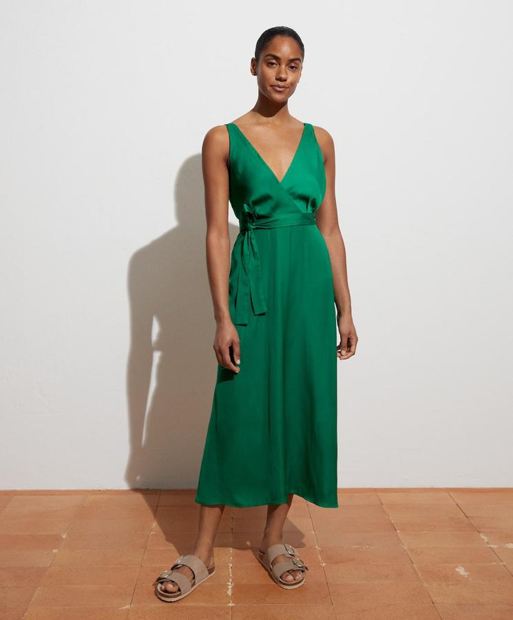 Vestido satinado en color verde de Oysho (35,99 euros)
