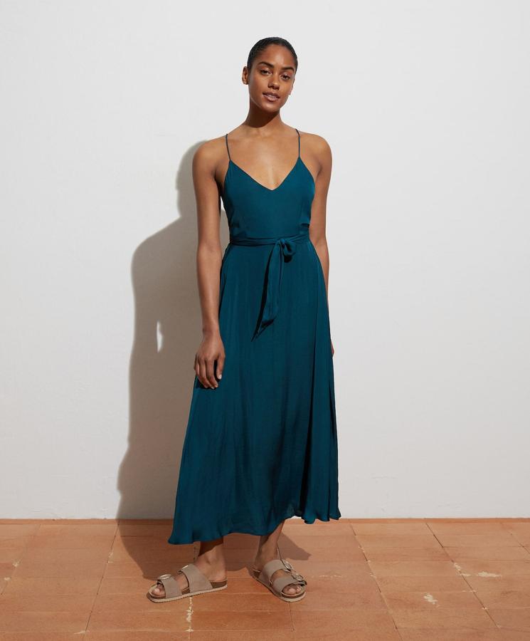 Vestido satinado con tirantes de flores de Oysho (39,99 euros)