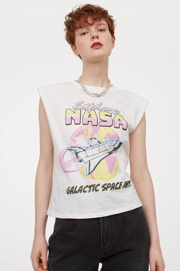 H&M nos trae tres diseños diferentes para un mismo modelo: blanca con un estampado de la NASA, negra con un coche deportivo o turquesa lisa. Cuesta 4,99 €.