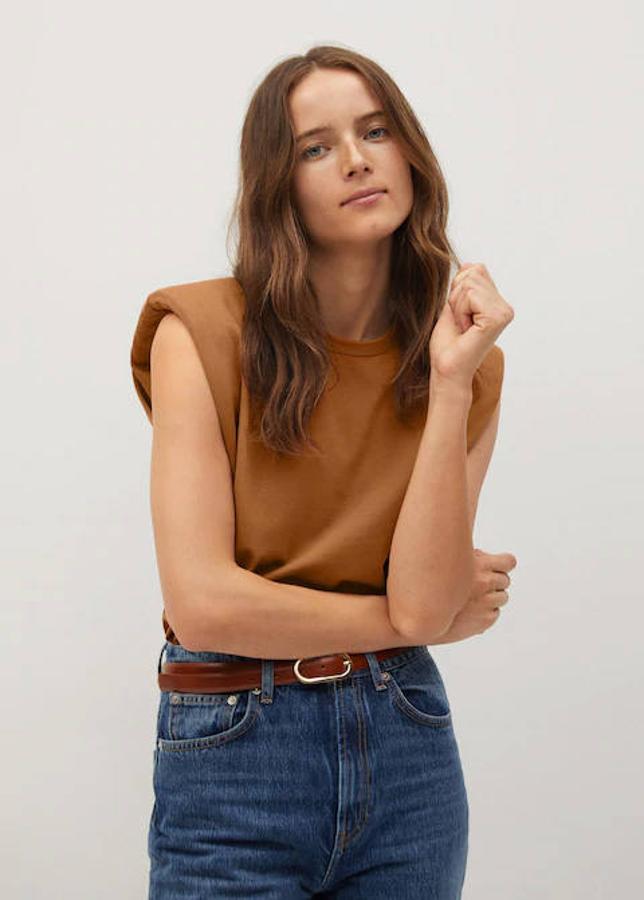 La camiseta de algodón orgánico de Mango tiene el cuello redondo. Con su precio original (15,99 €) no hubiera entrado en la lista, pero está rebajada a 9,99 €.