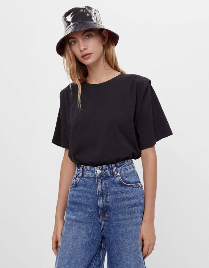 La opción que nos trae Bershka es de manga corta y tiene el cuello redondo. La puedes encontrar en blanco, negro o caqui. En cuanto a su precio, es de 9,99 €.