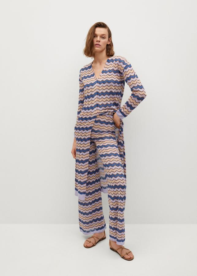 Este conjunto de pantalón y chaqueta larga de punto con estampado setentero (muy Missoni) nos parece ideal para esos días más frescos de verano. ¿Llegará con descuento a las rebajas? Cada pieza cuesta 39.99 euros.
