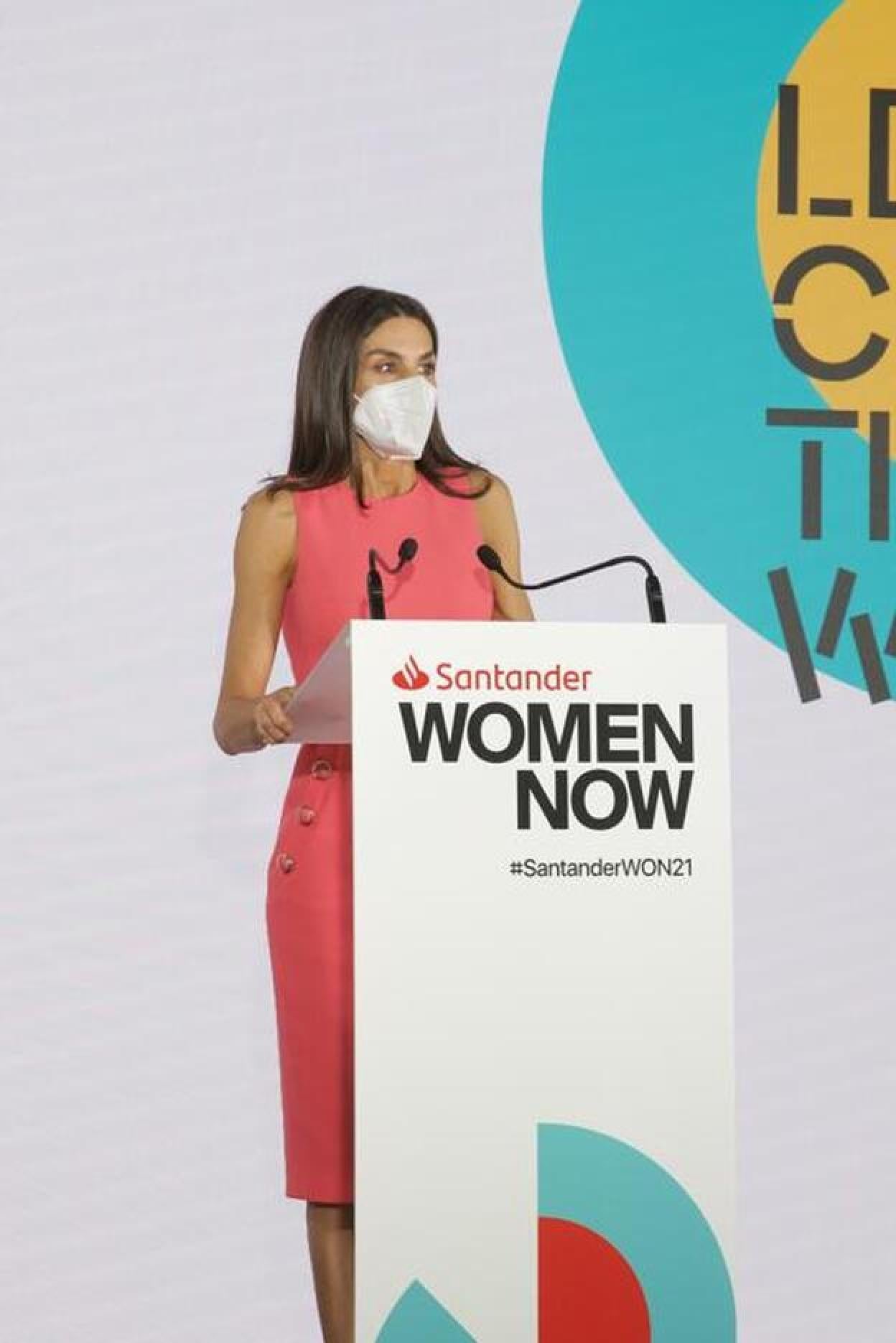 Pincha en la foto para ver los vestidos made in Spain que podría estrenar la Reina esta temporada.