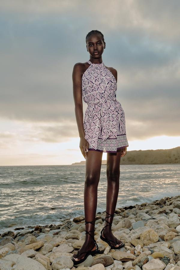 Vestido estampado con escote halter de Zara (29,99 euros)