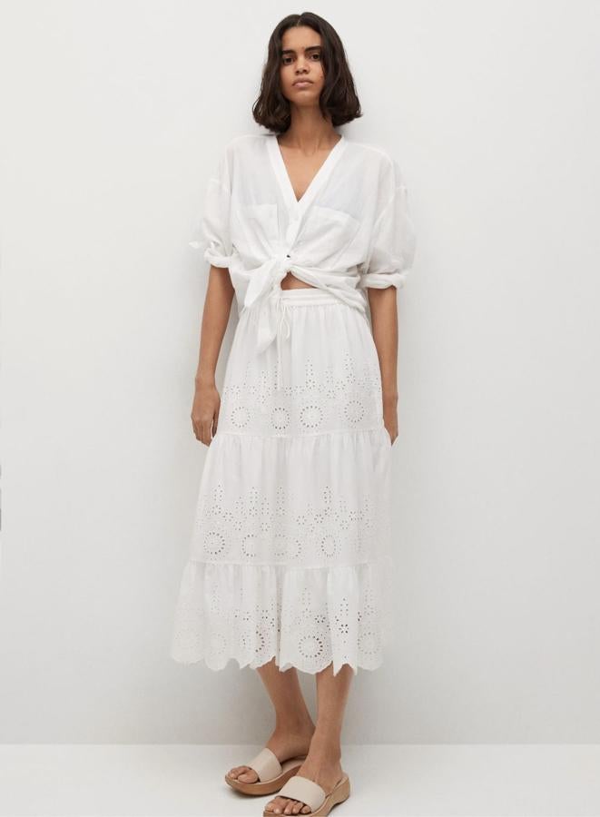 Confeccionada en 100% algodón, esta falda blanca con bordado suizo y diseño con volantes cuenta con cintura elástica y tiene un precio de 39,99 euros.
