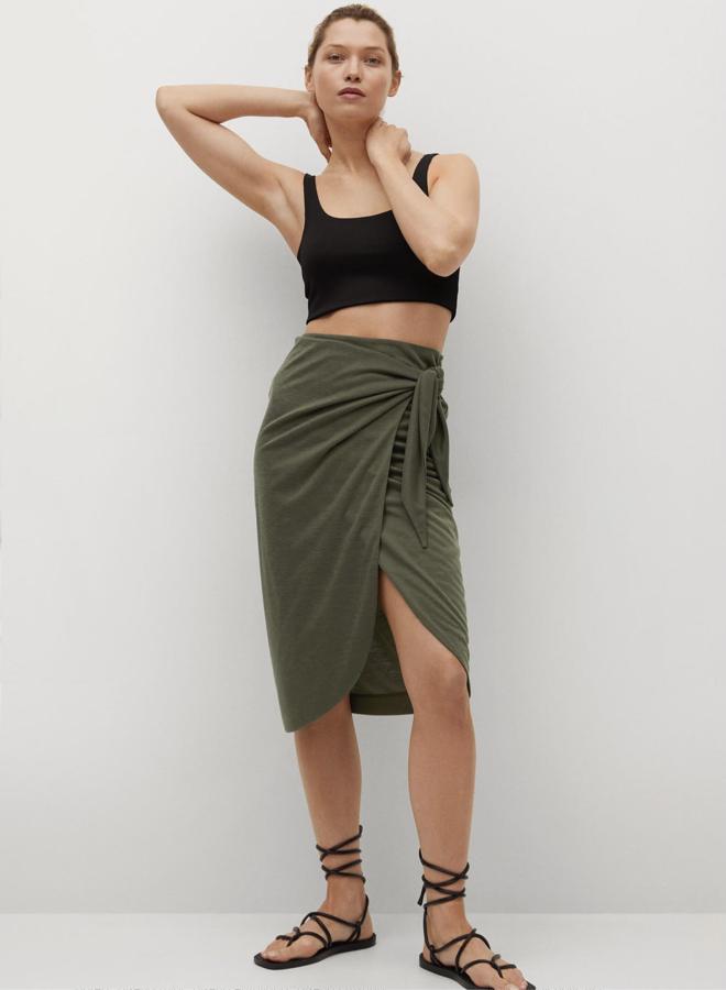 En color verde caqui, esta falda midi tipo pareo y con abertura en la parte delantera tiene un precio de 19,99 euros.