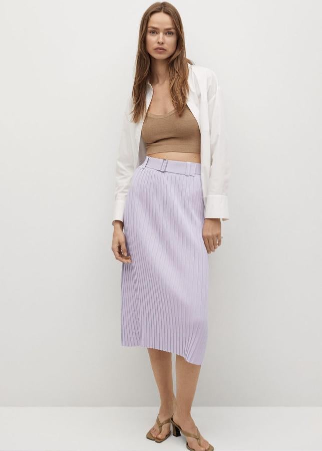 En color morado pastel, esta falda plisada de punto fino cuenta con cintura elástica y cinturón ajustable. Tiene un precio de 39,99 euros.