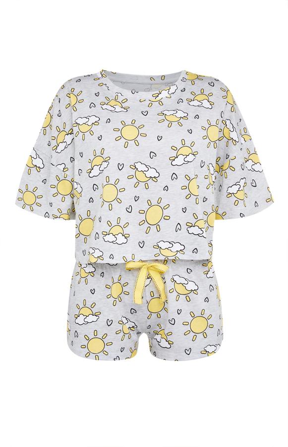 Este pijama gris con estampado de soles y nubes cuenta con camiseta de manga corta y pantalón corto. Tiene un precio de 10 euros.