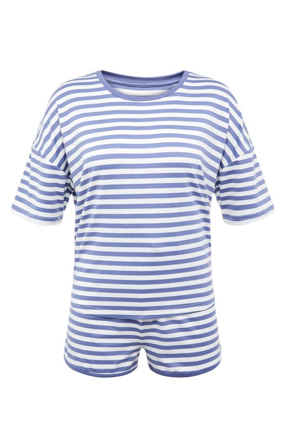 En color blanco con estampado de rayas en azul, este pijama con camiseta de manga corta tiene un precio de 10 euros.