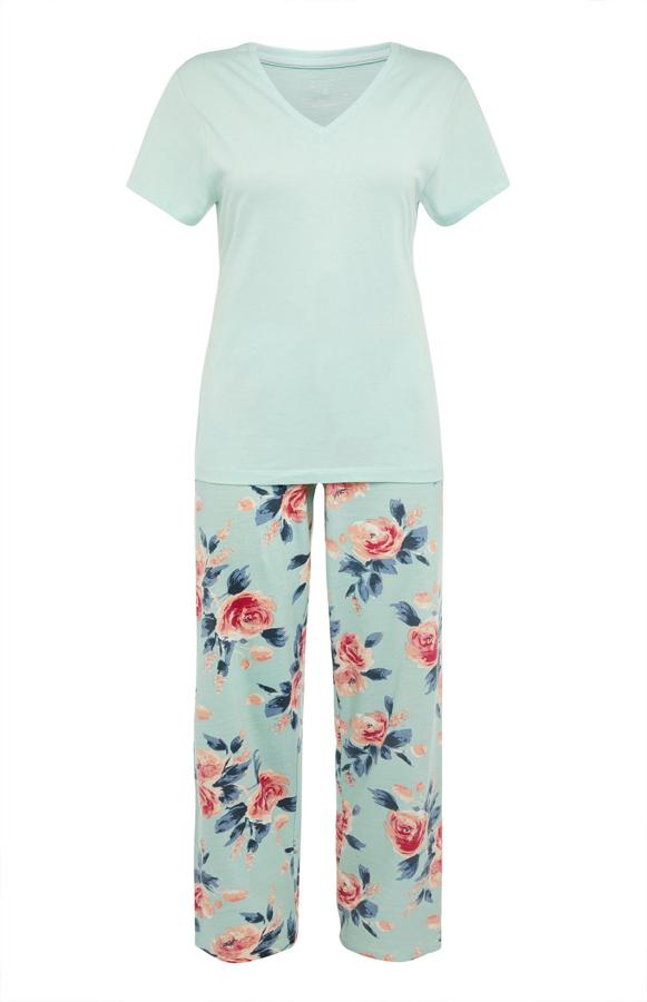 Este pijama en color verde menta cuenta con camiseta de manga corta y escote de pico y pantalón largo con estampado floral. Tiene un precio de 7 euros.
