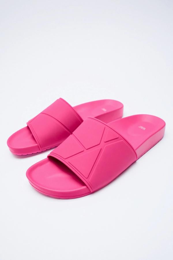 En color fucsia, aunque disponible en otros colores, esta sandalia tipo chancla de Zara tiene un precio de 22,95 euros.