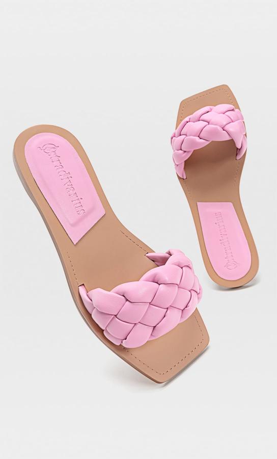 Con detalle de tira trenzada en color rosa, esta sandalia plana de Stradivarius tiene un precio de 19,99 euros.