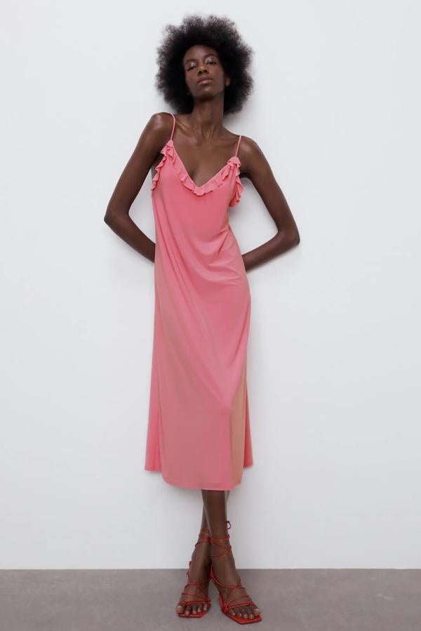 Disponible en rosa, azul claro o negro, este vestido con tirantes finos ajustables y detalle de volante tiene un precio de 15,95 euros.