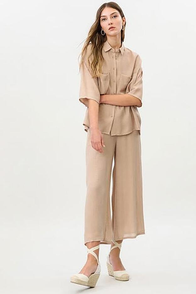 Cómodo y perfecto para cualquier ocasión, este pantalón culotte cuenta con cintura elástica y bolsillos.