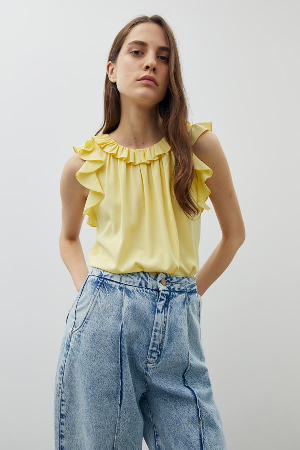 Cuerpo de gasa con volantes en el escote y las mangas, de Sfera (13,99 €).