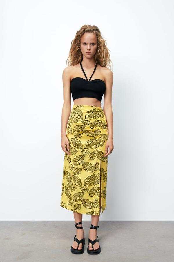 Falda midi pareo con estampado vegetal, de Zara (25,95 €).