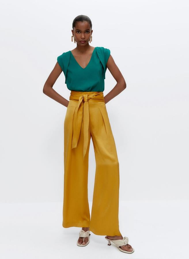 Pantalones anchos de pinzas de tiro alto, de Uterqüe (89 €).