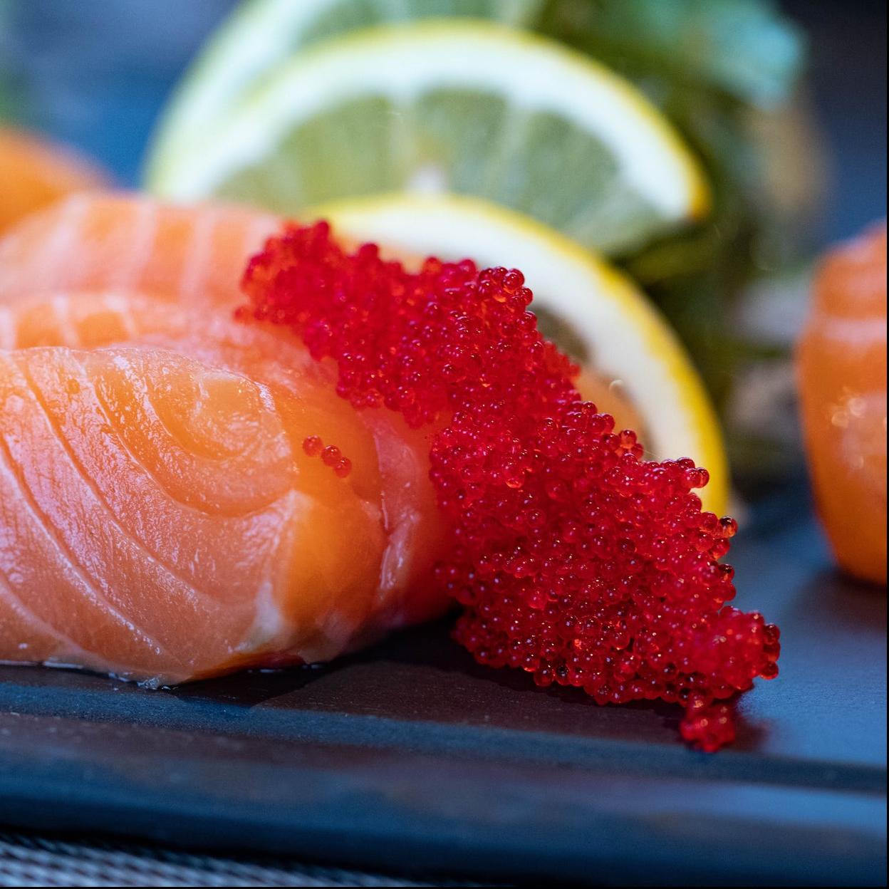 El caviar es muy nutritivo y proporciona grandes cantidades de ácidos grasos omega-3, vitamina B12 y selenio, entre otras vitaminas y minerales. Pincha para ver los 8 alimentos que te haránmejorar tu entrenamiento deportivo.