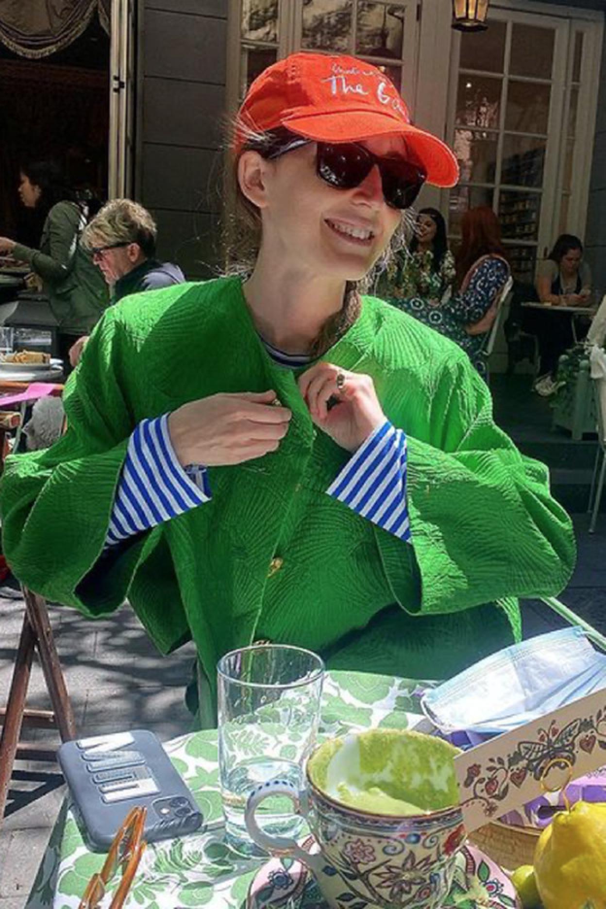 Pincha en la foto para ver las camisas de rayas vuelven a ser tendencia pero olvídate del clásico azul, ahora lo que se lleva es el color.