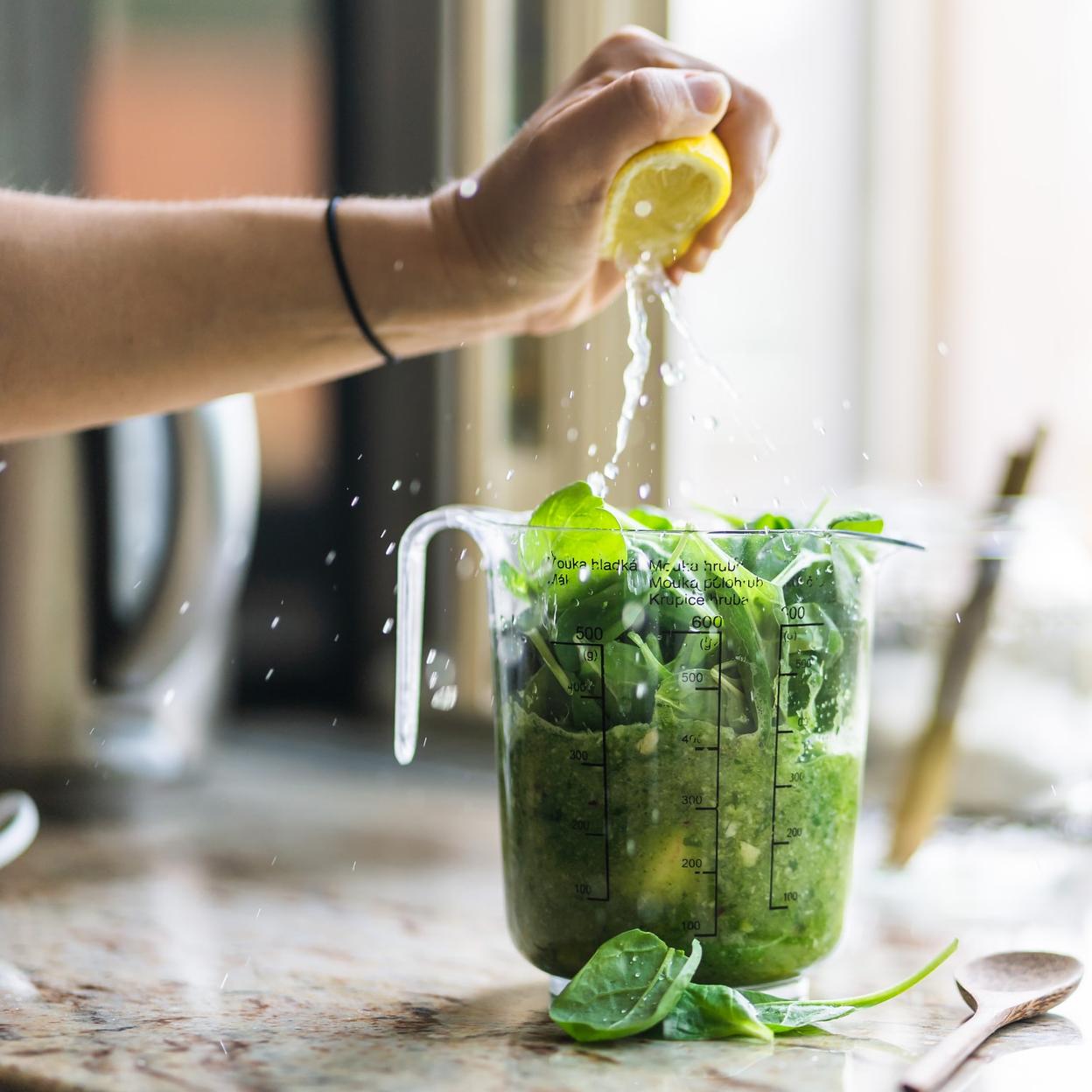 Los smoothies son a la vez ricos, saludables, hidratantes, nutritivos, saciantes y magníficos para ayudarte a perder peso. Pincha para ver las mejores apps para hacer ejercicio en casa.