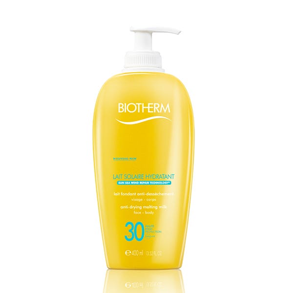 Lait Solaire Hydratant Spf 30 de Biotherm es una leche suave deliciosamente perfumada con notas cítricas para disfrutar del sol sin riesgos. Está inspirada en su mítica leche hidratante “Lait Corporel”, pero con protección solar para hombres y mujeres.