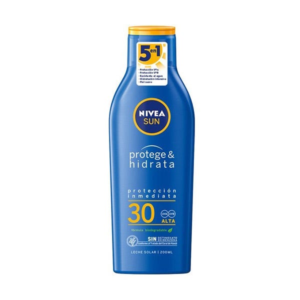 La Leche Solar Protege & Hidrata con SPF 30 de Nivea proporciona protección UVA/UVB altamente eficaz a la vez que hidrata la piel gracias a su fórmula resistente al agua que deja una sensación sedosa en la piel. Gracias a sus ingredientes Pantenol y Glicerina contribuye a mantener el equilibrio de los niveles de hidratación reduciendo la pérdida de agua (12,59 euros).
